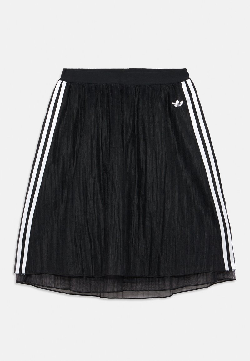 Μαύρη πλισέ φούστα με ελαστική μέση, λευκό λογότυπο Adidas trefoil δεξιά και τρεις λευκές ρίγες σε κάθε πλευρά.