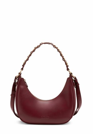 Borsa a tracolla in pelle bordeaux con design curvo. Dotata di una tracolla in catena dorata e chiusura con zip. Texture liscia con dettaglio logo impresso.