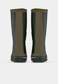 Λάσπες ψηλές από καουτσούκ, με σκούρο πράσινο και καφέ οριζόντιες ρίγες, υφή στην επιφάνεια και χοντρή σόλα για αντοχή.