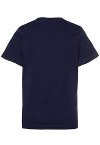 Námořnické modré tričko vyrobené z bavlny, s krátkými rukávy a kulatým výstřihem. Tkanina je hladká, s jednolitou texturou a bez vzorů.