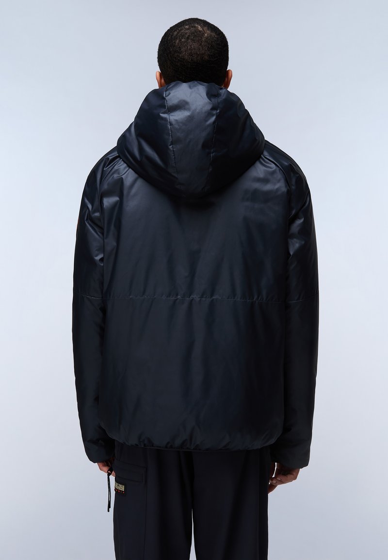 Granatowa kurtka ocieplana z kapturem, charakteryzująca się gładką, błyszczącą fakturą i elastycznym dołem. Tylny design zawiera detale przeszyć.