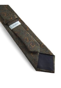 Cravate vert paisley avec des motifs floraux orange, texture lisse et dos solide bleu foncé ; finition avec une étiquette blanche portant l'inscription "LES DEUX."