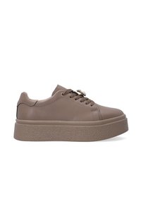 Braune synthetische Sneaker mit gepolstertem Kragen, flachen Schnürsenkeln und einer strukturierten Gummisohle. Verfügt über einen dezenten dekorativen Akzent an der Seite.