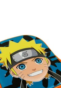 Mochila con temática de Naruto que presenta una cara de caricatura con cabello amarillo brillante, ojos azules, cinta gris en la frente y un fondo azul vibrante con acentos negros.