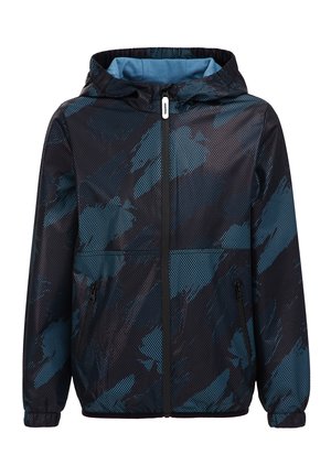 Giacca a vento blu scuro con accenti azzurri, dotata di cappuccio, tasche con cerniera, texture a rete e design a motivo astratto.