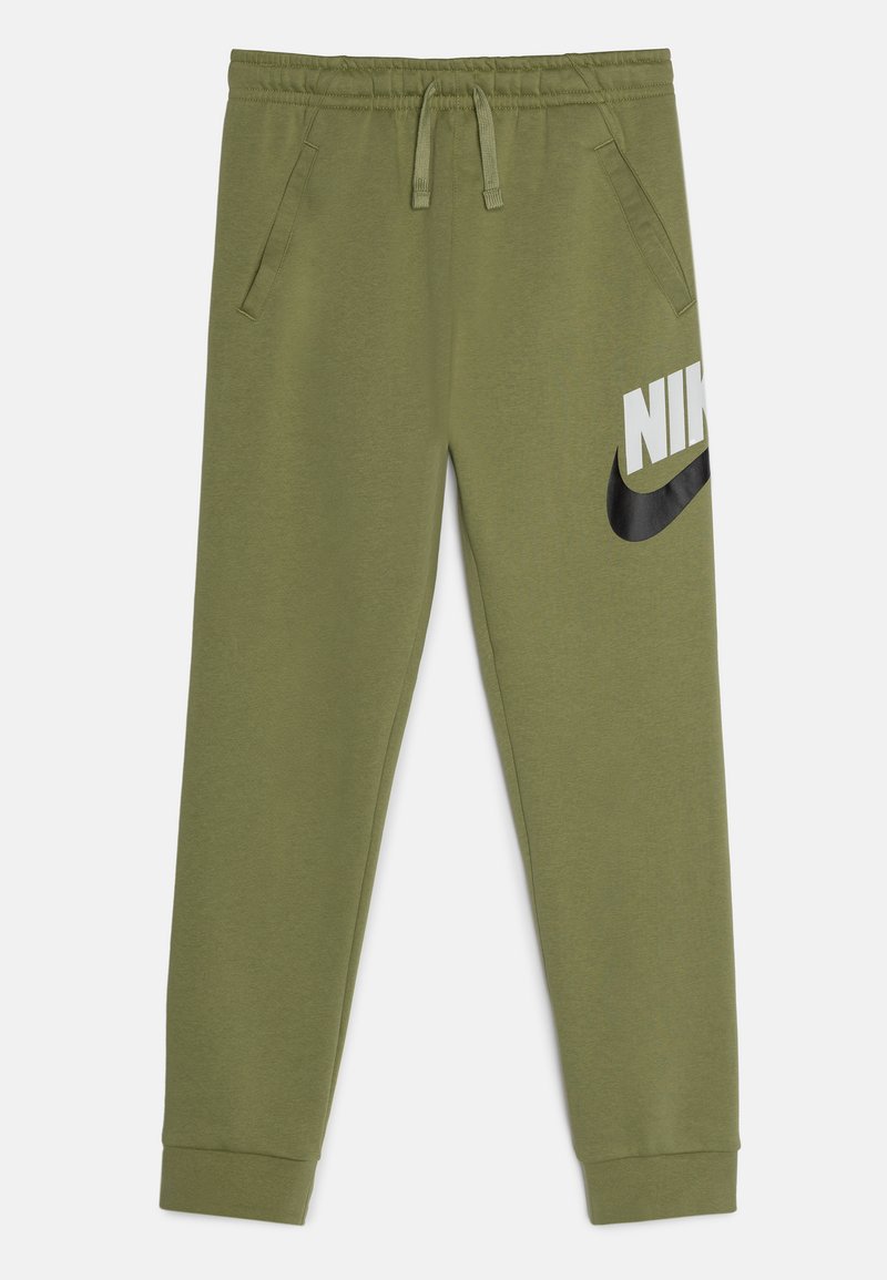 Pantalones de chándal de color verde oliva, fabricados en una tela suave, con una cinturilla elástica, dos bolsillos laterales y un gran logotipo de Nike en blanco y negro.
