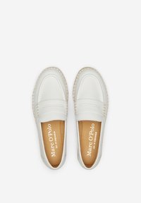 Hvide læderslippers med slip-on design, dekorativ syning og en beige sål. Indvendigt har de en brun indersål med "Marc O’Polo" branding.