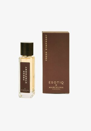 Przezroczysta szklana butelka perfum z ciemnym drewnianym korkiem. Jasno bursztynowy płyn. Towarzyszy jej brązowe pudełko z złotym napisem. Etykieta głosi "Świeża Symfonia".