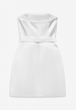 Trägerloses, weißes Minikleid mit einem taillierten Oberteil und einem passenden Gürtel in der Taille, flach auf einem weißen Hintergrund ausgelegt.