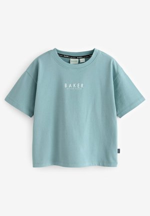 Világoskék pamut póló rövid ujjakkal és kerek nyakkivágással, elöl fehér "BAKER" felirattal. Címke látható az oldalsó varrásnál.