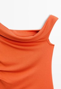 Oranges ärmelloses Oberteil mit weitem, drapiertem Ausschnitt. Hergestellt aus glattem Stoff mit subtiler Textur und figurnaher Passform.