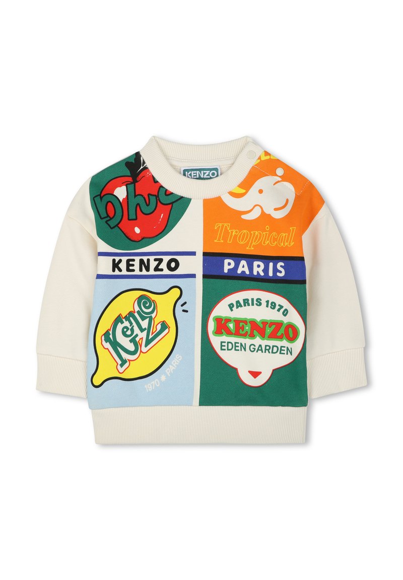 Witte sweatshirt met een kleurrijk patchworkontwerp met afbeeldingen en tekst. Opvallende kleuren zijn groen, oranje, blauw en rood.