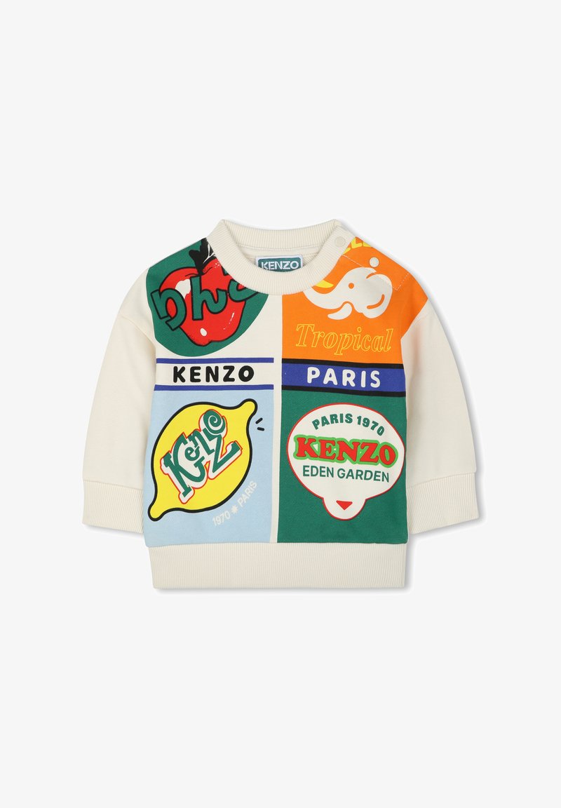 Sweatshirt blanc avec un design en patchwork coloré comportant des graphiques et du texte. Les couleurs notables incluent le vert, l'orange, le bleu et le rouge.