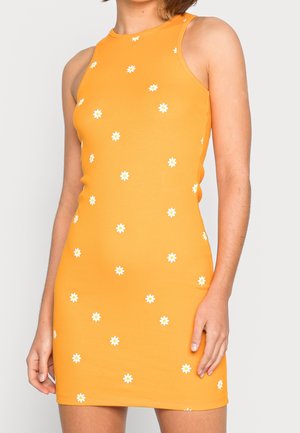 Pomarańczowa mini sukienka bez rękawów z wysokim kołnierzem, ozdobiona małymi białymi nadrukami stokrotek rozmieszczonymi na tkaninie.