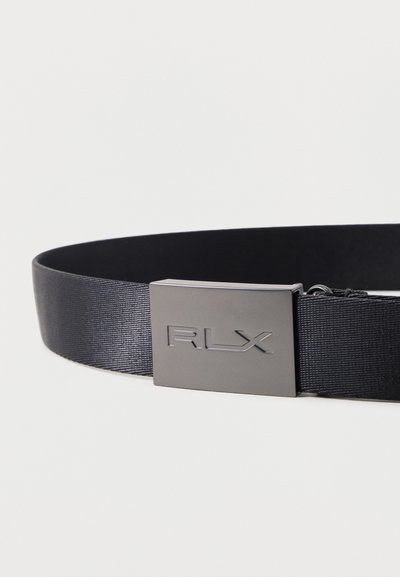 Μαύρη υφασμάτινη ζώνη με ορθογώνια μεταλλική αγκράφα που είναι χαραγμένη με "RLX" σε απλό λευκό φόντο.