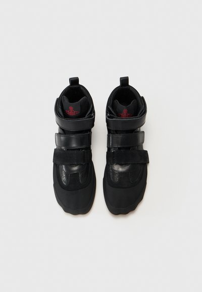 Svarte høye sneakers med teksturert overflate, har lær- og semsket skinn-detaljer, borrelåsremmer og en formet gummisåle.