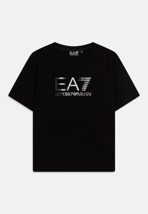 T-shirt noir à manches courtes avec logo argenté "EA7 Emporio Armani" centré sur le devant et col rond.