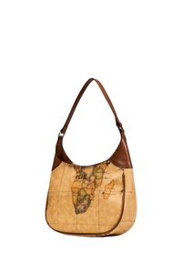 Sac de style hobo avec un corps en cuir tan imprimé d'une carte du monde, des accents en cuir marron foncé et une seule bandoulière.