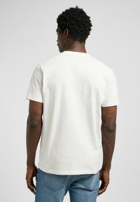Lee SHORT SLEEVE ELEVATED LOGO REGULAR FIT - Camiseta estampada - ecru
