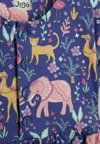 Robe à motifs avec un fond bleu présentant des éléphants, des lions, des chameaux et des flamants roses, accentuée de détails floraux et de boutons bleus.