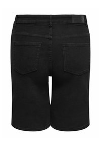 Čierne džínové šortky s dvoma zadnými vreckami, pútkami na opasok a koženou značkou na páse, zobrazené zozadu.