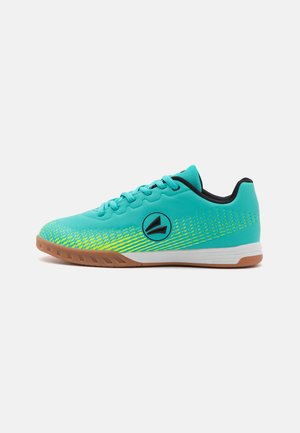 Botte de sport aqua avec une tige texturée, des accents jaunes et un logo noir. Dispose d'une semelle en caoutchouc pour l'adhérence et d'un design bas.