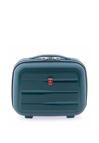 Estuche de cosméticos rígido verde con rayas horizontales, cremalleras plateadas y un pequeño logo rojo en la parte frontal. Presenta un diseño robusto y base plana.