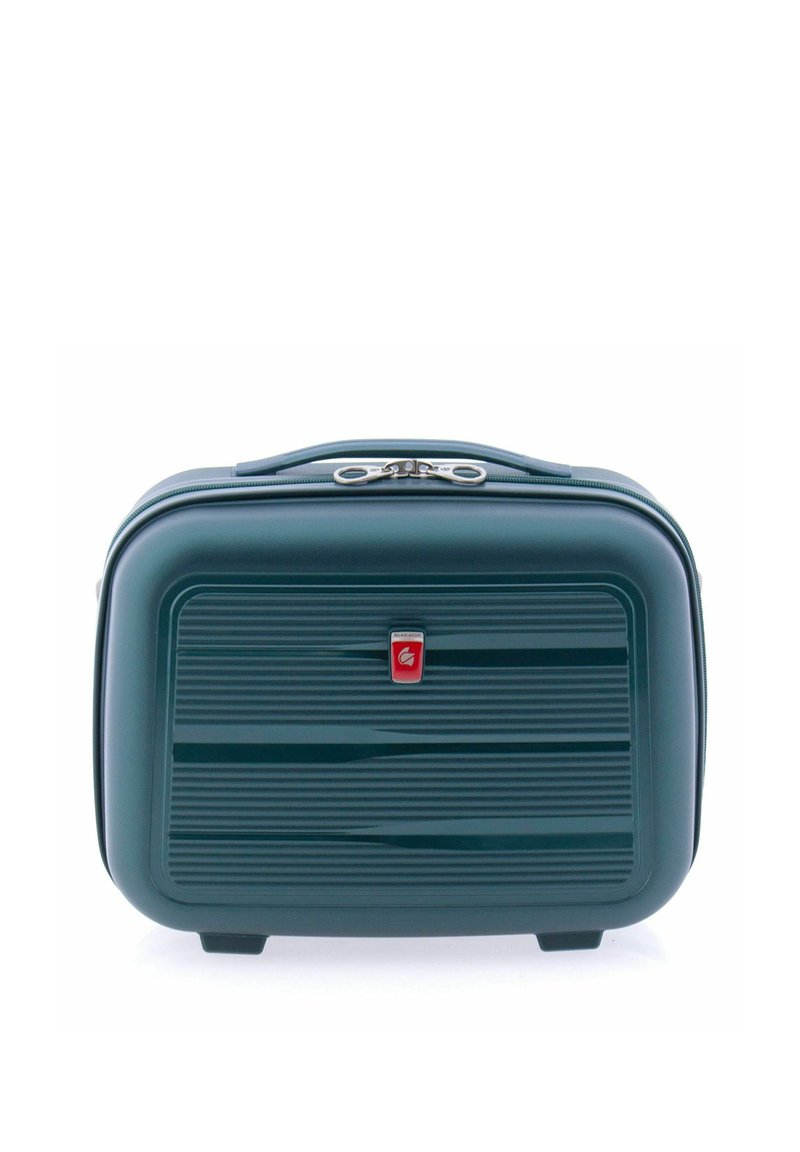 Estuche de cosméticos rígido verde con rayas horizontales, cremalleras plateadas y un pequeño logo rojo en la parte frontal. Presenta un diseño robusto y base plana.