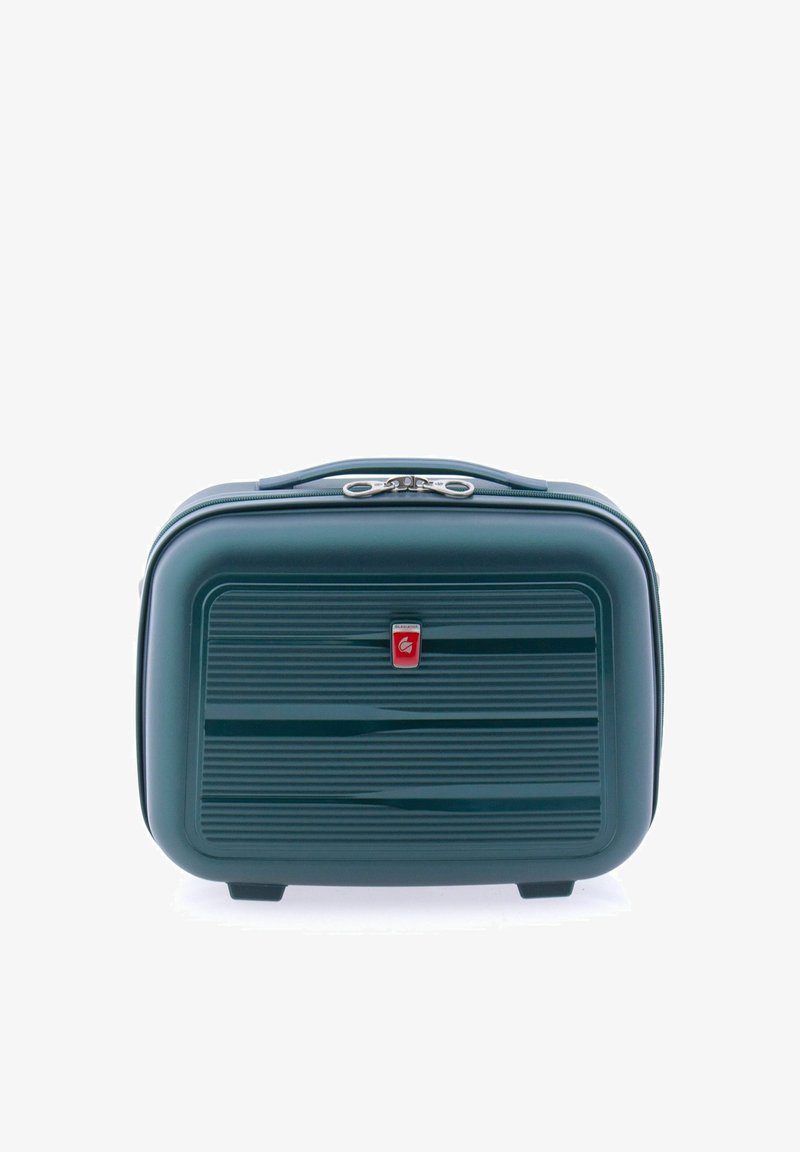 Estuche de cosméticos rígido verde con rayas horizontales, cremalleras plateadas y un pequeño logo rojo en la parte frontal. Presenta un diseño robusto y base plana.