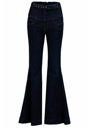 Los pantalones de mezclilla oscuros de campana cuentan con una cintura alta con cinturón, cinco bolsillos, costuras de contraste y aberturas amplias en la parte inferior.