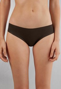 Hnědé bikiny s hladkým, elastickým pasem; mají bezešvý design a poskytují střední pokrytí, vyrobené z jemné tkaniny.