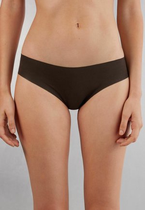Bruine bikini onderbroek met een soepele, elastische tailleband; heeft een naadloos ontwerp en biedt gematigde bedekking, gemaakt van zachte stof.
