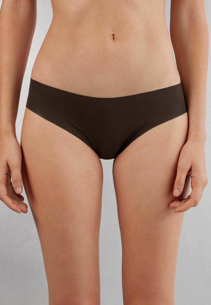 Hnědé bikiny s hladkým, elastickým pasem; mají bezešvý design a poskytují střední pokrytí, vyrobené z jemné tkaniny.