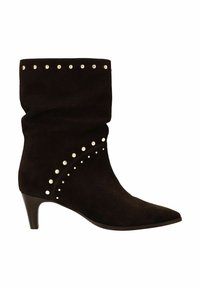 Zwarte suede mid-kuit laars met lage hak, spitse neus en decoratieve gouden studs langs de bovenrand en zijkurve.
