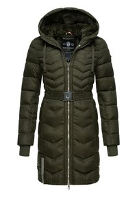 Geacă puf olive cu glugă, având un fermoar în față, curea cu cataramă metalică și quilting în model în zigzag. Căptușeală interioară moale.