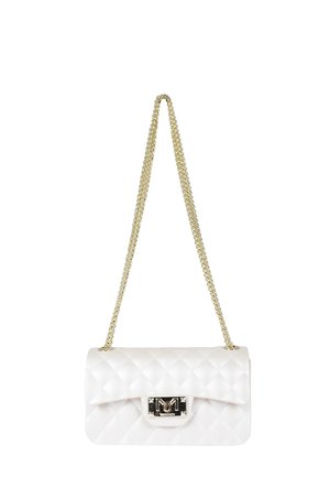 Borsa a mano bianca trapuntata con tracolla a catena d'oro e chiusura a scatto rettangolare in metallo, appesa su sfondo bianco.