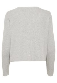 Grå, ribbad stickad tröja med långa ärmar och rundad halsringning. Har en kortad nederkant och en mjuk textur. Inga synliga mönster eller detaljer.