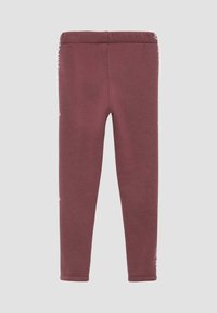 Bordeaux leggings met een elastische tailleband, gekenmerkt door een gladde textuur en een gedrukt logo detail langs de linkerkant. Gemaakt van rekbaar materiaal.