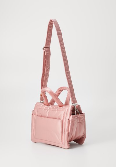 Προστατευτική ροζ τσάντα με διπλές λαβές και μακριά αποσπώμενη ζώνη. Διαθέτει ορθογώνιο σχήμα και λεία, λαμπερή υφή.