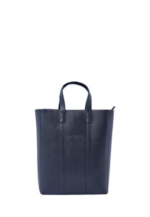 Schwarze Leder-Tote-Bag mit zwei Griffen und dezenter vertikaler Naht auf weißem Hintergrund.
