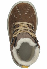Bota de ante marrón con un suave forro de piel blanca, cordones beige y herrajes negros. Punta redonda y detalle de costura en contraste.