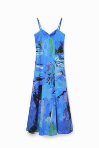 Rochie fără mâneci, de culoare albastră, cu o siluetă fluidă, decorată cu modele abstracte în nuanțe variate de albastru, verde și purpuriu. Textură netedă.