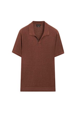 Polo in maglia marrone a maniche corte con colletto aperto e senza bottoni, stesa su uno sfondo bianco.
