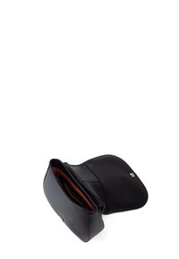 Borsa a tracolla in pelle nera con una superficie liscia, chiusura a pattina magnetica e un interno con una fodera rossa a contrasto.