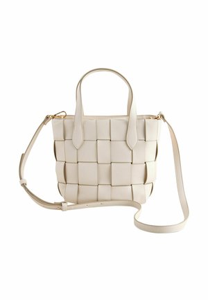 Geantă de mână din piele țesută de culoare crem, cu două mânere superioare și o curea de umăr lungă reglabilă, cu accente metalice aurii.