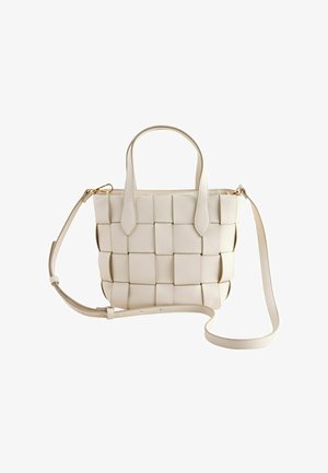 Geantă de mână din piele țesută de culoare crem, cu două mânere superioare și o curea de umăr lungă reglabilă, cu accente metalice aurii.