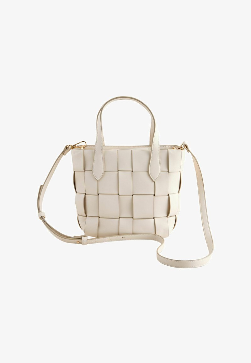 Sac à main en cuir tressé couleur crème avec deux poignées supérieures et une bandoulière longue réglable avec des accessoires dorés.