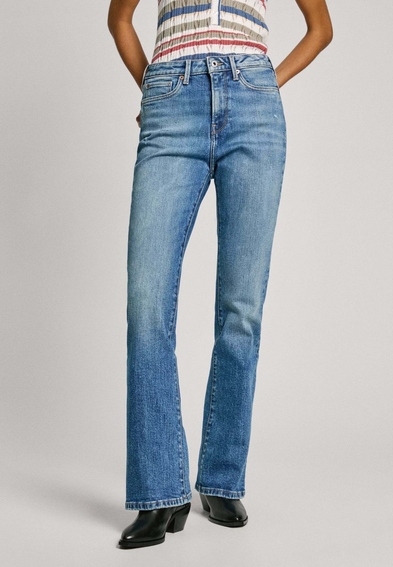 Jeans a zampa d'elefante in denim azzurro chiaro con un classico design a cinque tasche, cuciture a contrasto e vita media. Tessuto liscio, finitura semplice.