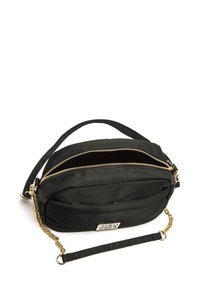 Bolso negro de nailon para el hombro con compartimentos dobles con cremallera, detalle de cadena en tono dorado, asa corta y correa ajustable. Textura suave.