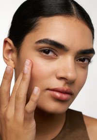 The Body Shop FREESTYLE MULTI COLOUR - Foundation - real